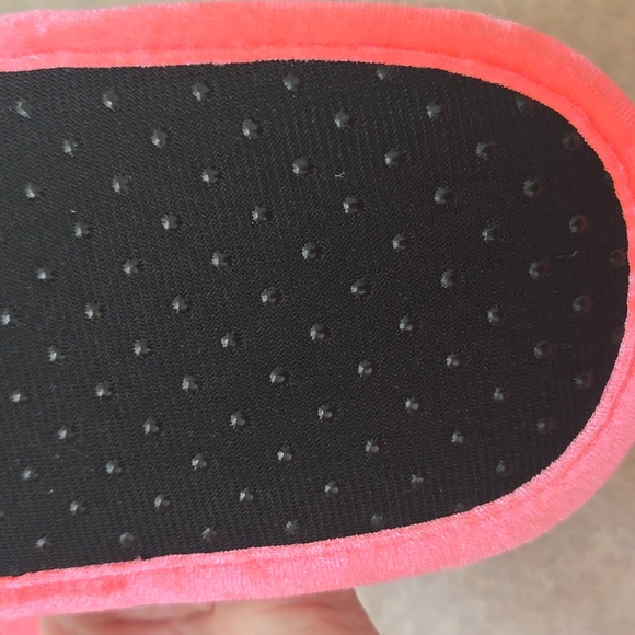 PINK Victoria's Secret Pink Logo Velvety Plush Slide Slippers - Picture 3 of 5